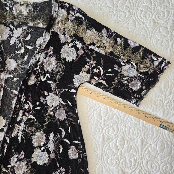 Gimmicks Embroidered Floral Eyelet Kimono Top with Shark Bite Hem Misses size S - Picture 15 of 15